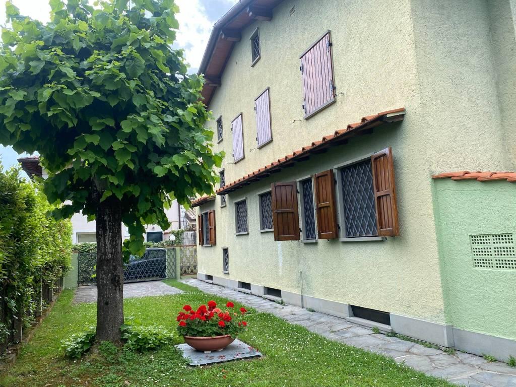 6 rooms Villa in Forte dei Marmi, Italy No. 24482