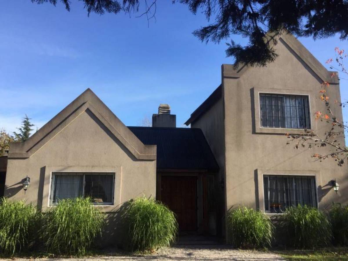 Casa de 3 dormitorios en Berazategui, Argentina No. 61911