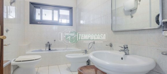 3 rooms Apartment in Rome, Italy No. 158519 9