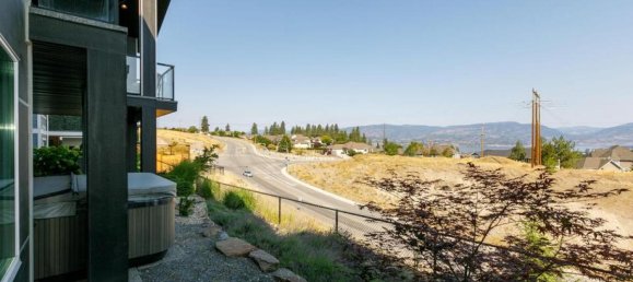 4 bedrooms House in British Columbia, Canada No. 1333 4