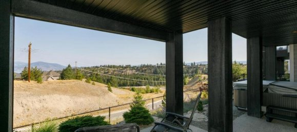 4 bedrooms House in British Columbia, Canada No. 1333 5