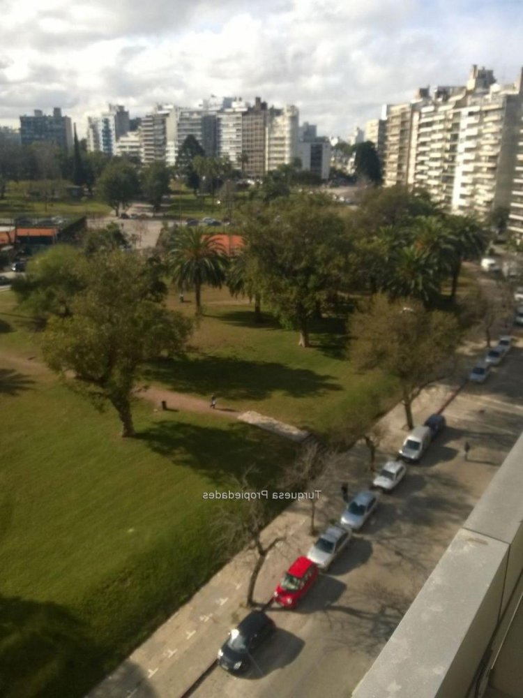 Apartamento de 3 dormitorios en Montevideo, Uruguay No. 8314
