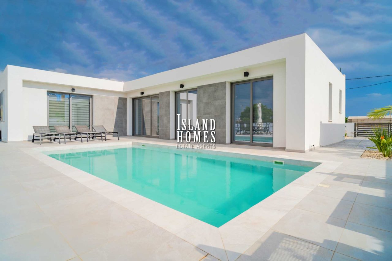 3 bedrooms House in Deryneia, Cyprus No. 24060