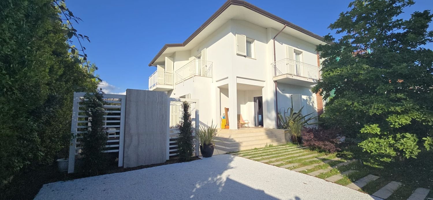 3 bedrooms Villa in Forte dei Marmi, Italy No. 322061