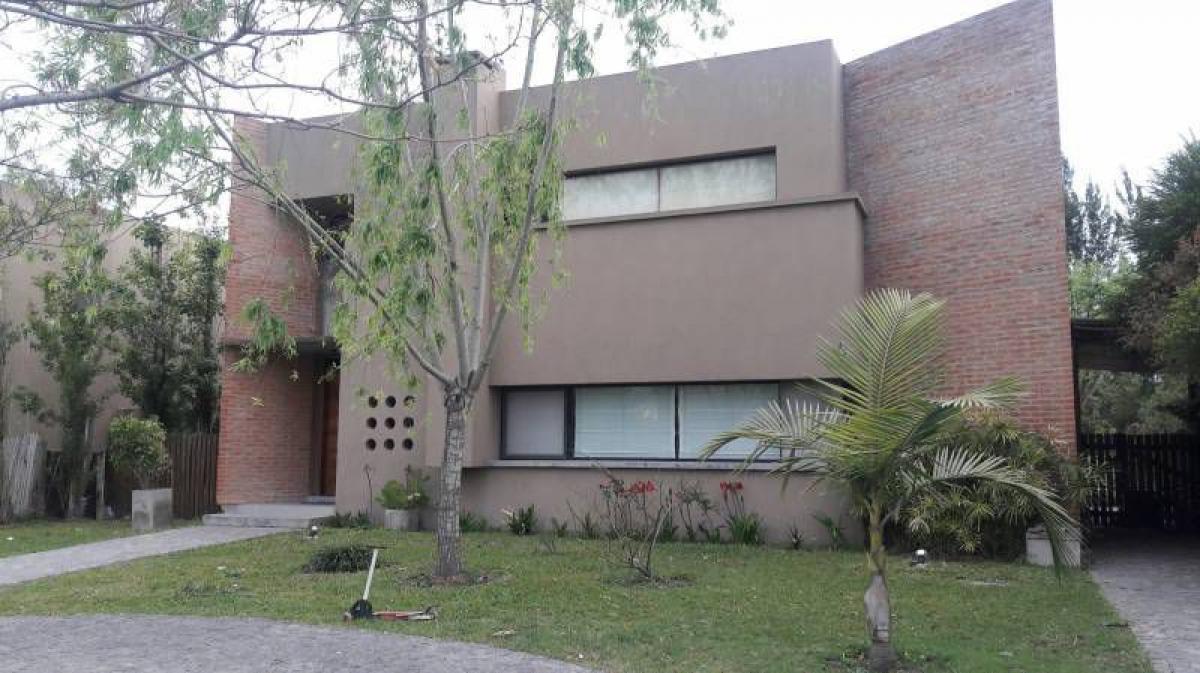 Casa de 4 dormitorios en Tigre, Argentina No. 4761