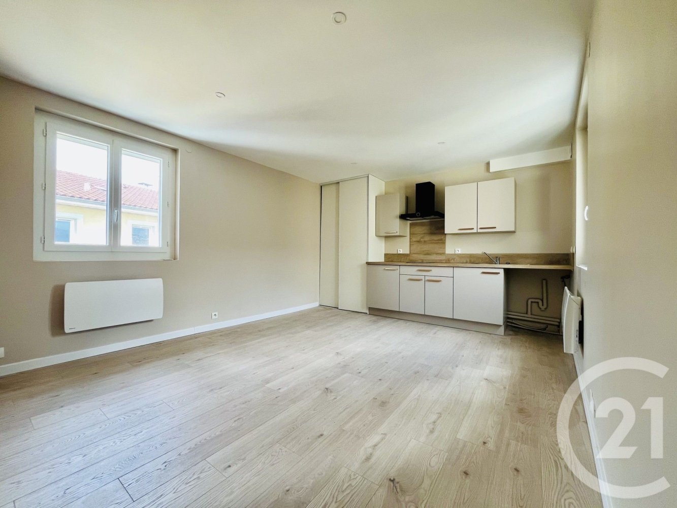 Estudio en Valence, France No. 338782