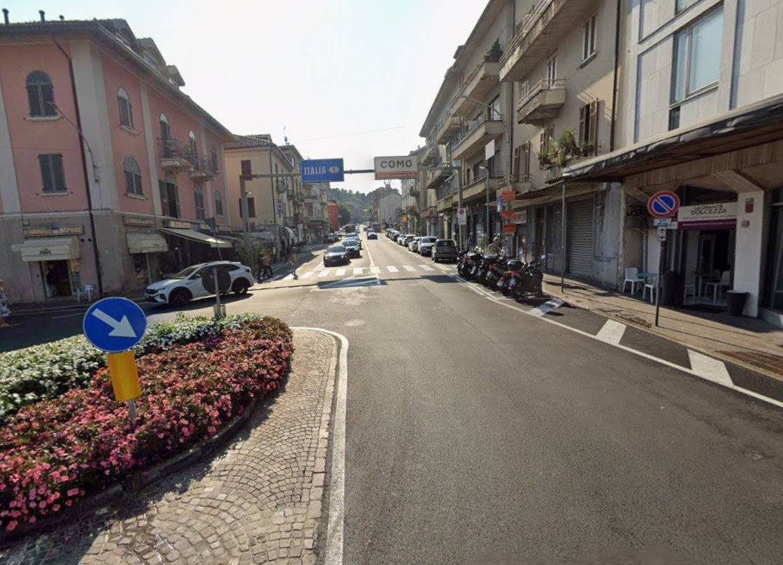 1 room Commercial property in Como, Italy No. 186955