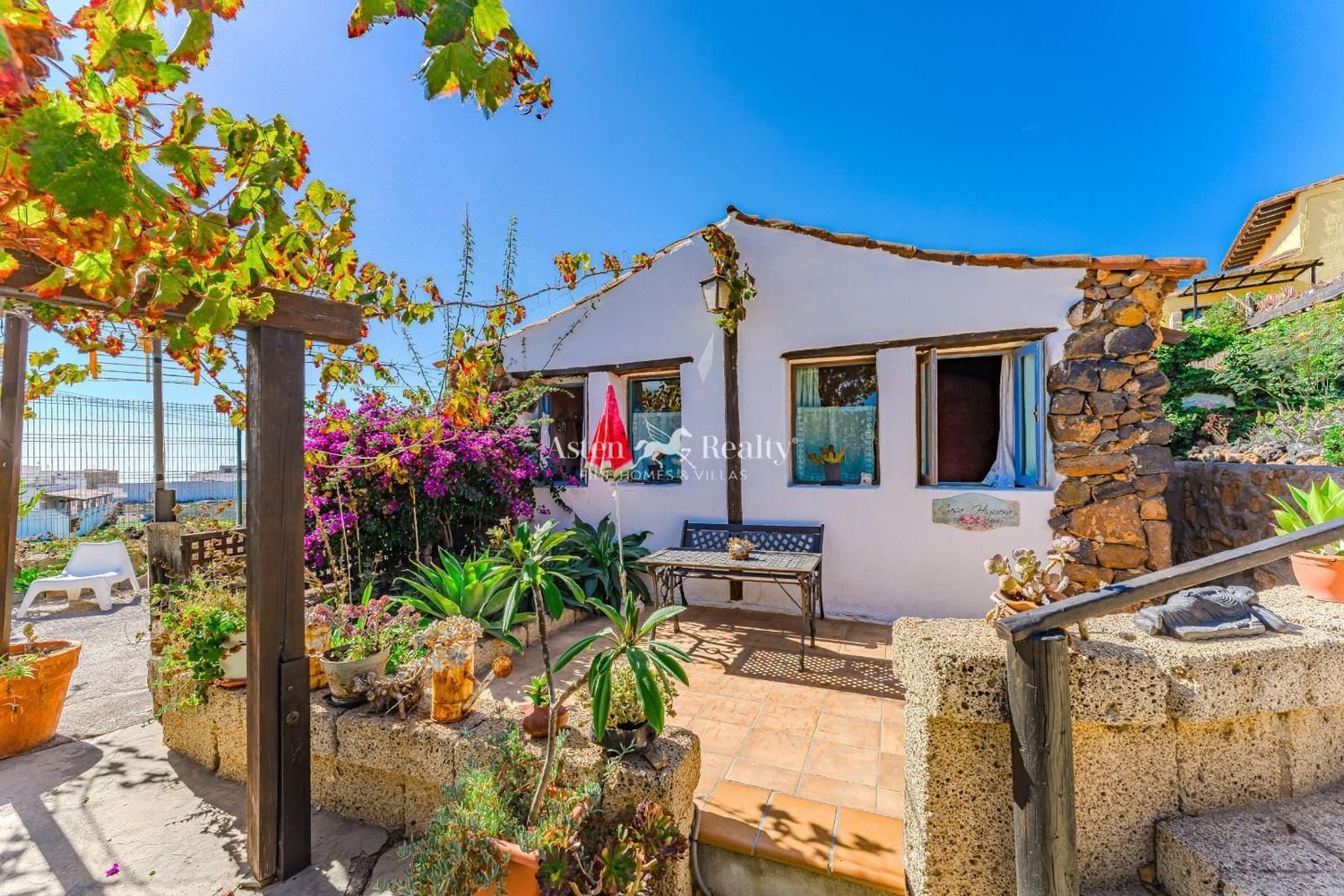 893m² Building in San Miguel de Abona, Spain No. 27691