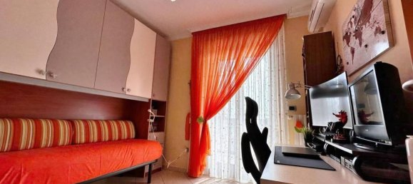 3-salle Appartement à Foggia, Italy No. 40323 6