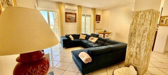 3 bedrooms Apartment in Naples, Italy No. 319144 3