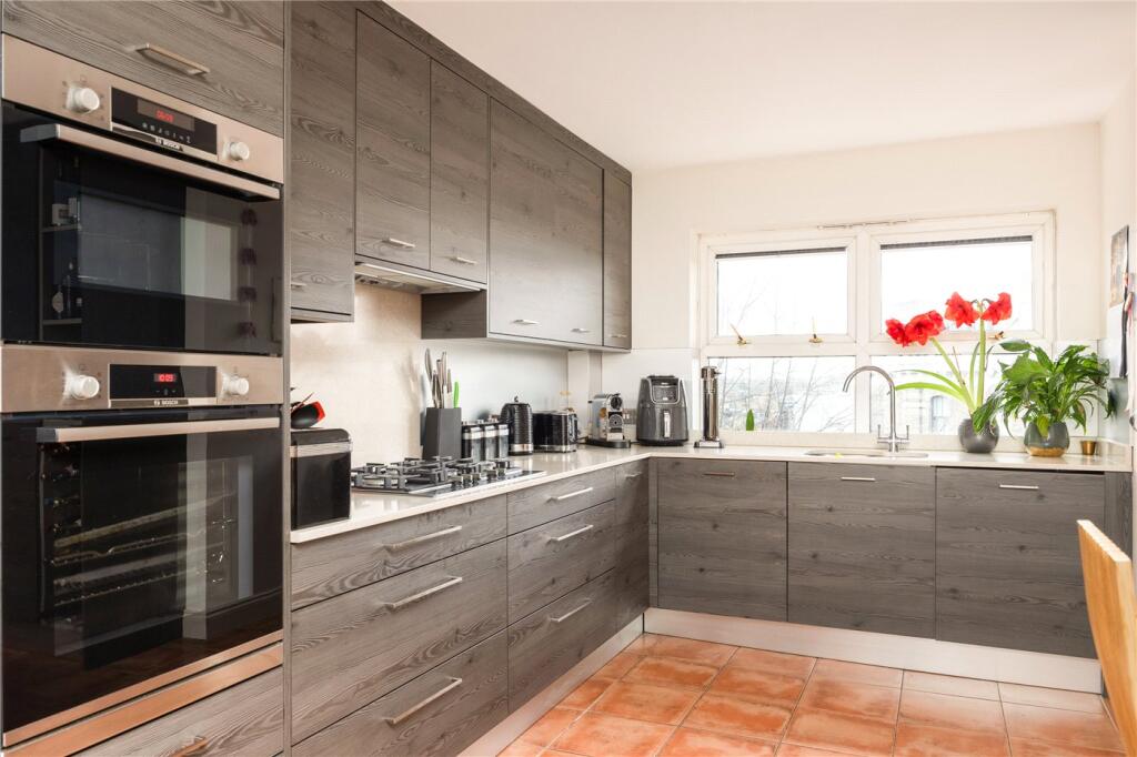 2 bedrooms Apartment in London, United Kingdom No. 3772