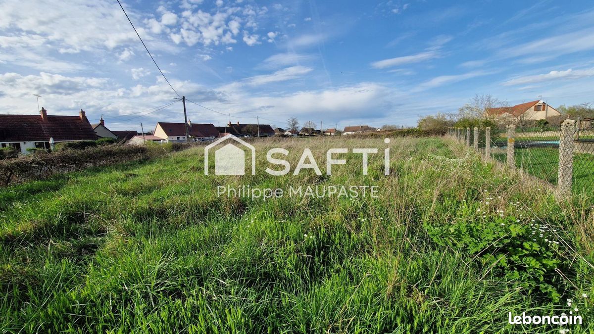 Terreno en Mornay-sur-Allier, France 699 m² No. 85349