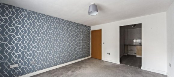 1 bedroom Apartment in Purley, United Kingdom No. 8085 2