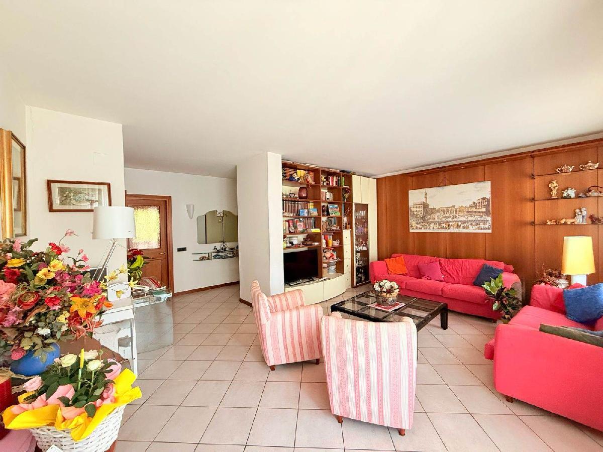 2 bedrooms Apartment in Florence, Italy No. 332522