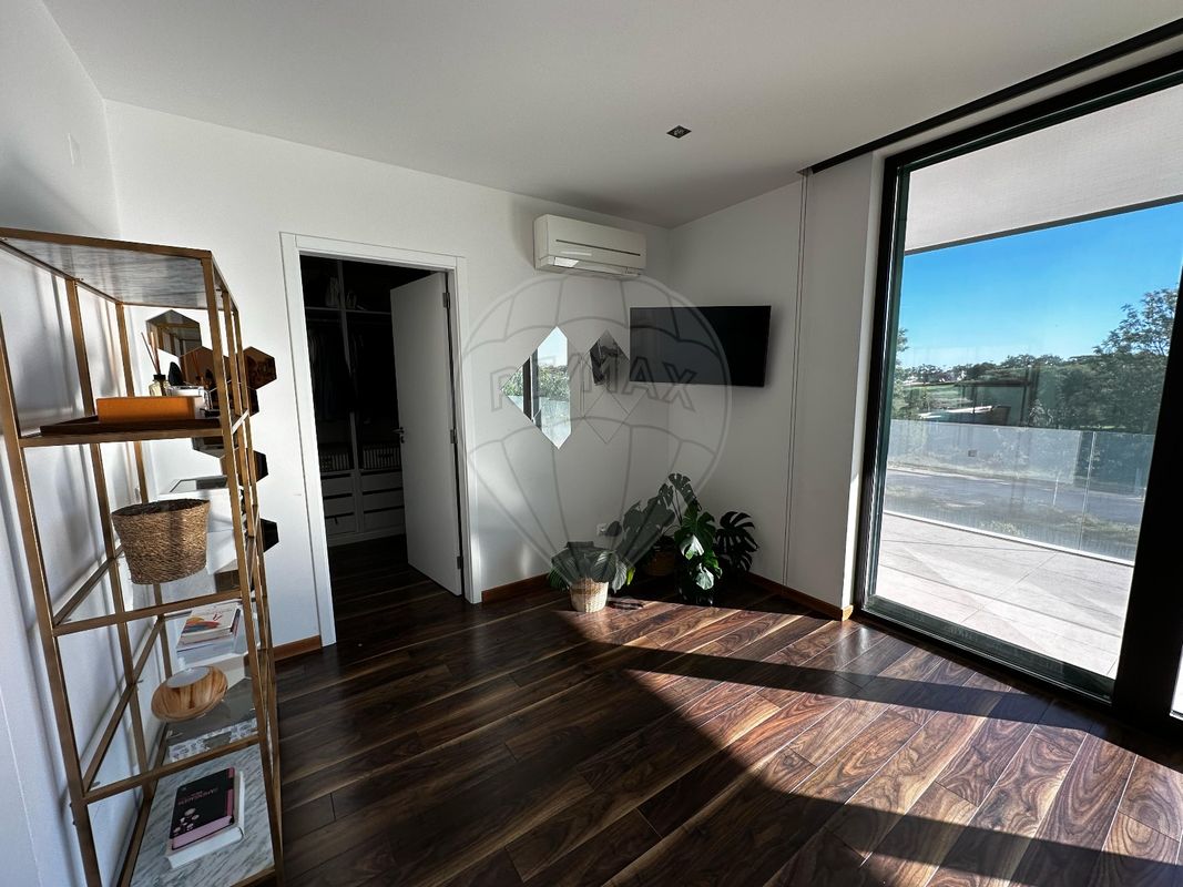 Дом с 4 спальнями в Montenegro, Португалия № 27298