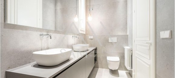 2 bedrooms Apartment in Ciutat Vella, Spain No. 33991 2