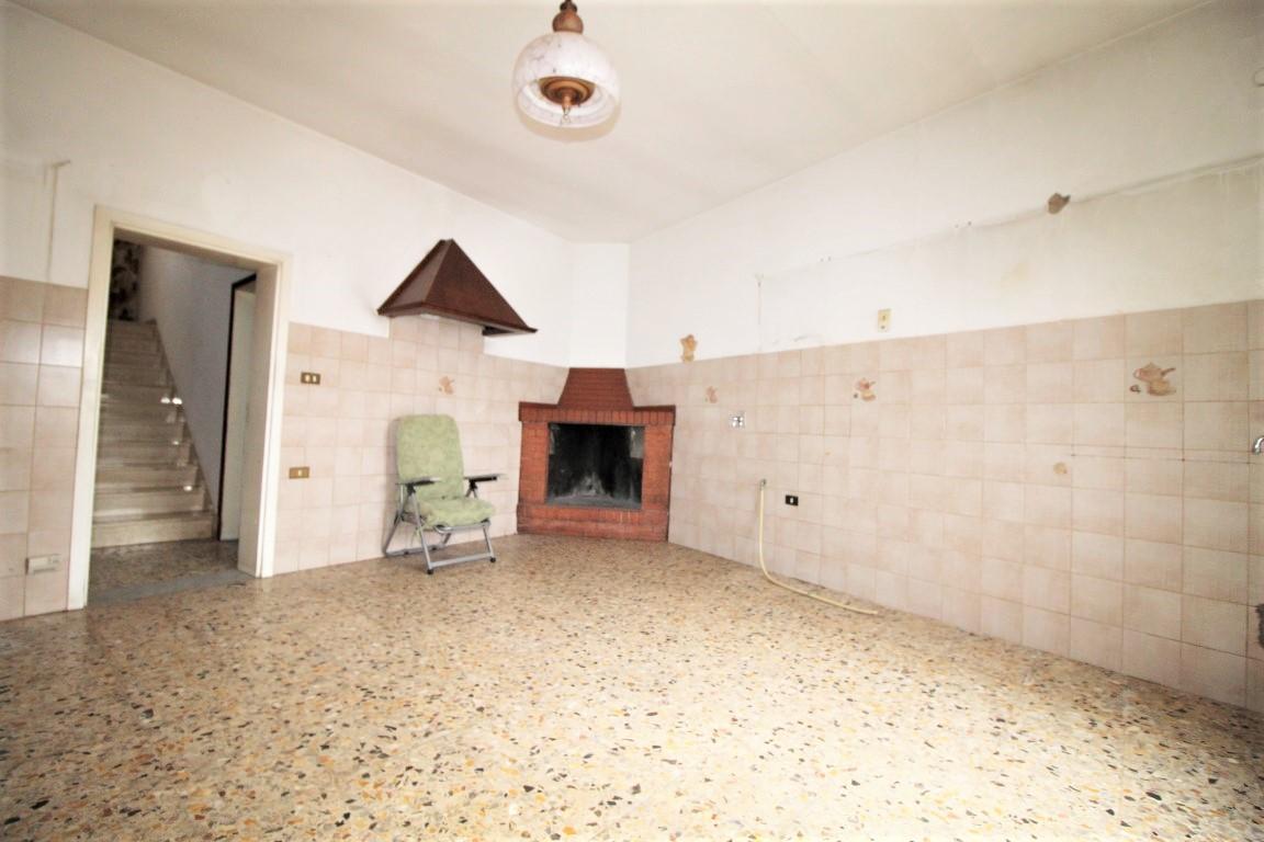 6 rooms House in Montevarchi, Italy No. 233812
