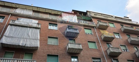 3 rooms Apartment in Turin, Italy No. 83635 2