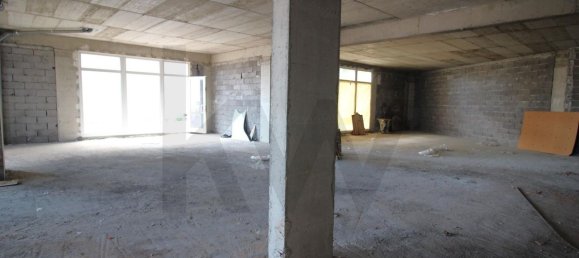 602m² Commercial property in Canico, Portugal No. 214046 18
