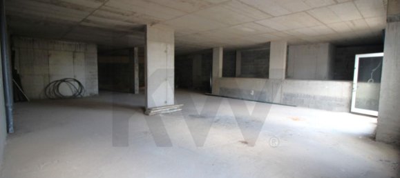 602m² Commercial property in Canico, Portugal No. 214046 34
