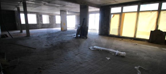 602m² Commercial property in Canico, Portugal No. 214046 27