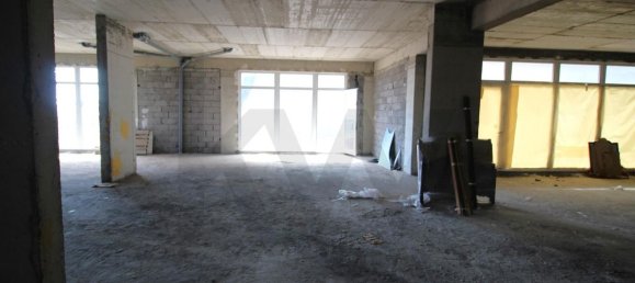 602m² Commercial property in Canico, Portugal No. 214046 20