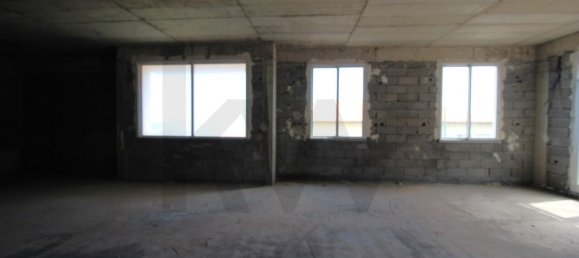 602m² Commercial property in Canico, Portugal No. 214046 8