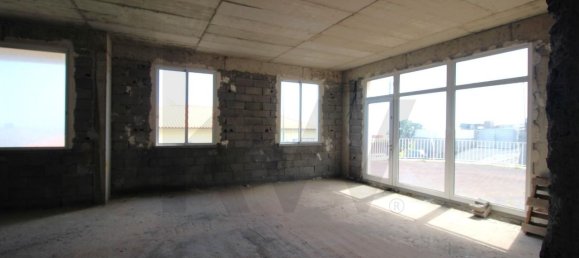 602m² Commercial property in Canico, Portugal No. 214046 9