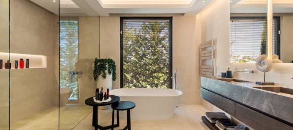 5 bedrooms Villa in Malaga, Spain No. 147458 18