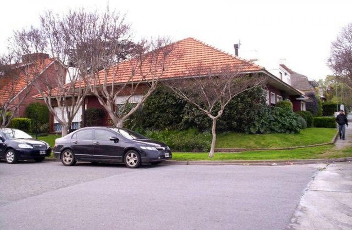 4 bedrooms House in Mar del Plata, Argentina No. 91063