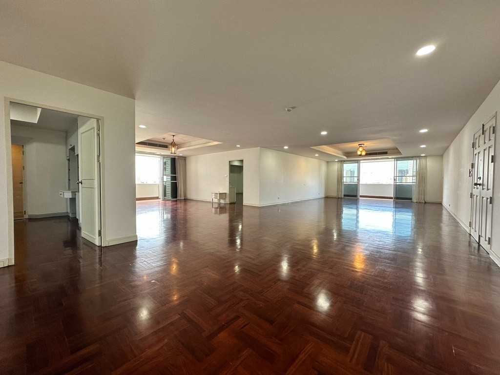 3 bedrooms Condo in Bangkok, Thailand No. 7919