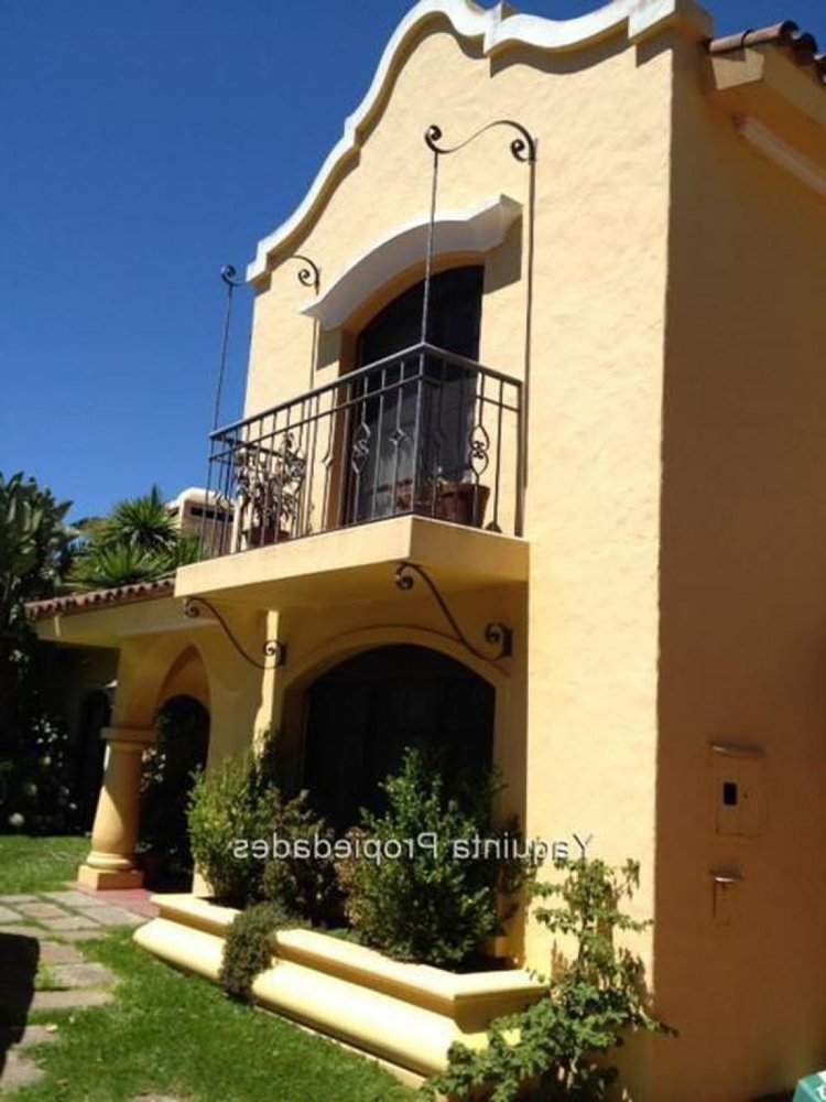 Casa de 5 dormitorios en Montevideo, Uruguay No. 9750