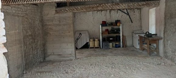 Studio in Anglure, France, Nr. 47772 2