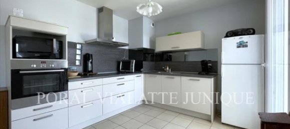 Квартира с 2 спальнями в Амберьё-ан-Бюже, Франция № 312427 3