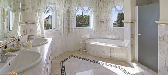 5 bedrooms Villa in Benahavis, Spain No. 1410 10