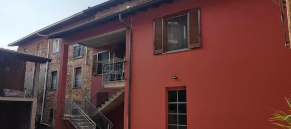 Дом с 6 комнатами в Каронно Варезино, Италия № 154743 2