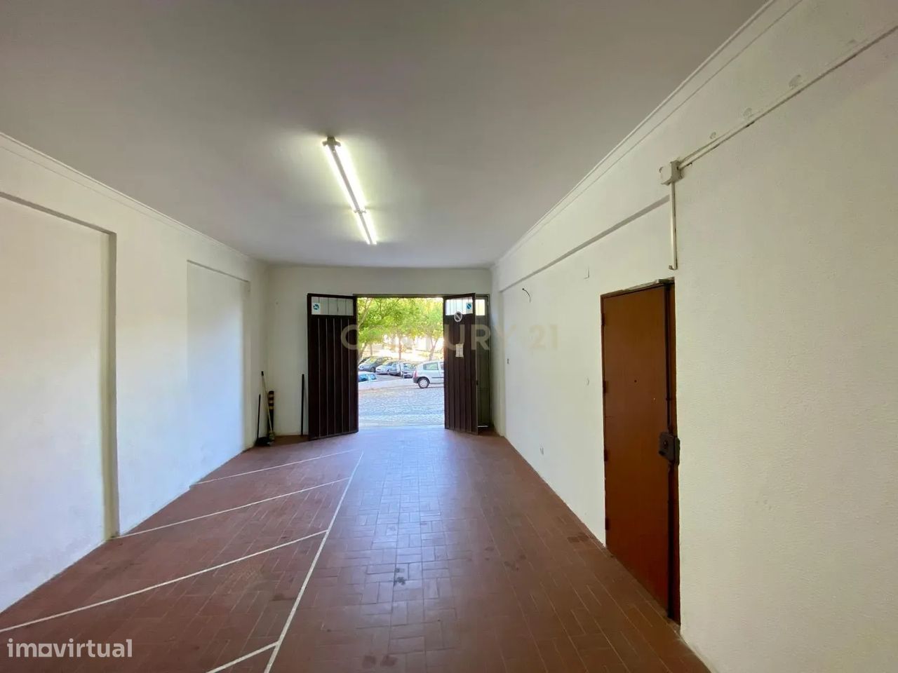 240m² Garage in Almada, Portugal No. 230918