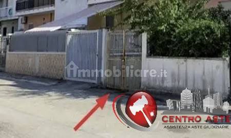 Склад с 5 комнатами в Битонто, Италия № 210756