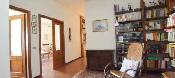 6 rooms Apartment in Lucca, Italy No. 210064 3