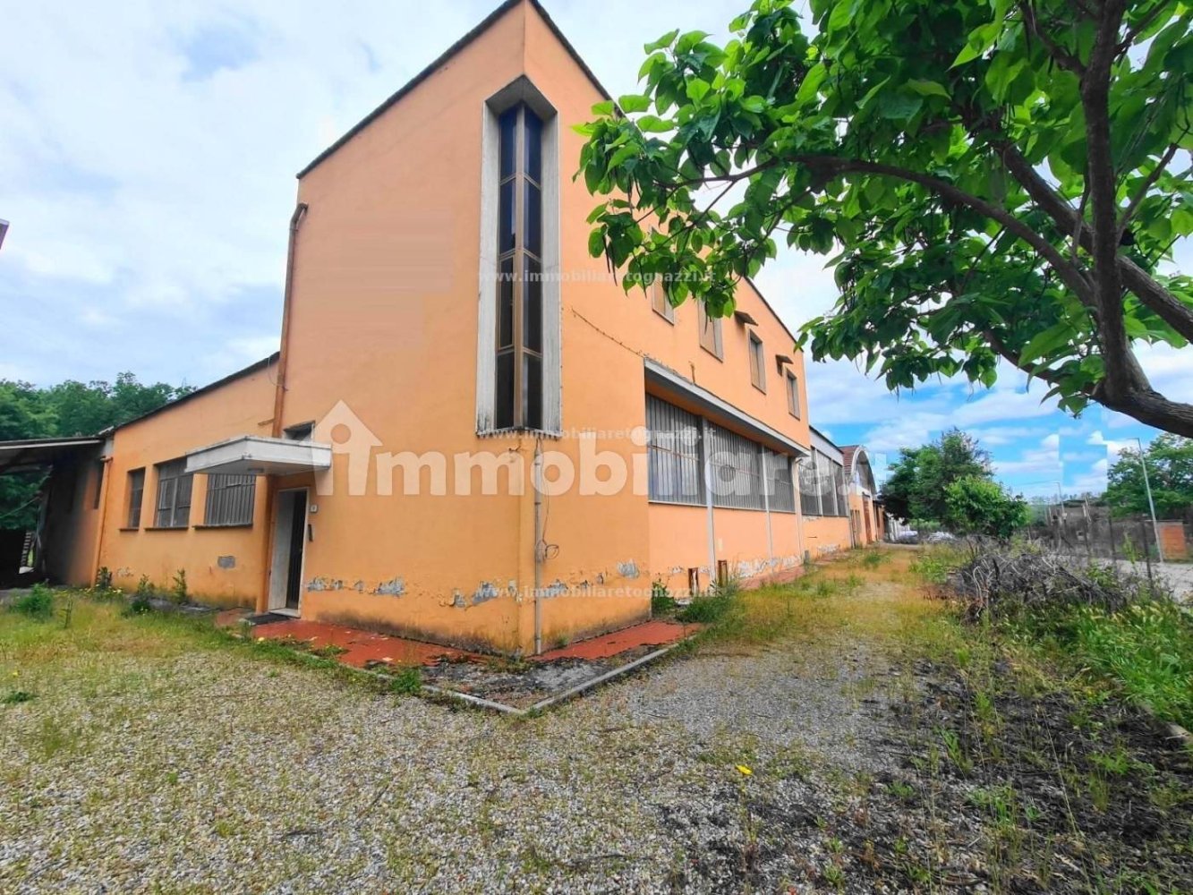 Almacén de 5 habitaciónes en Gambassi Terme, Italy No. 335407