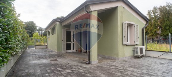 2 bedrooms House in Collecchio, Italy No. 370882 2