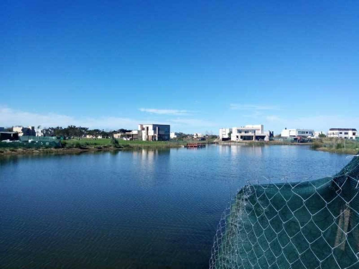 Casa de 4 dormitorios en Escobar, Argentina No. 2060