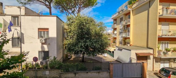 4 rooms Apartment in Rome, Italy No. 188710 2