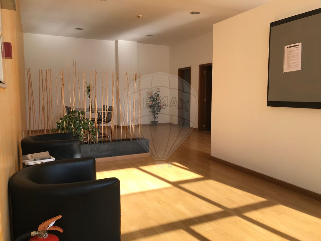 57m² Commercial property in Casal de Cambra, Portugal No. 93150