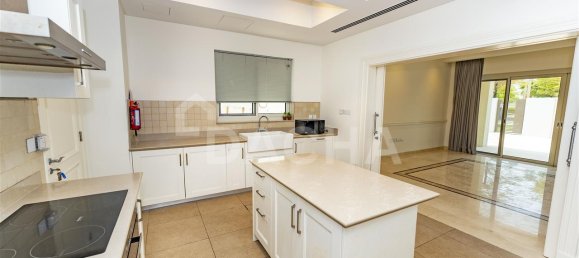 4 bedrooms Villa in Dubai, UAE No. 27999 6