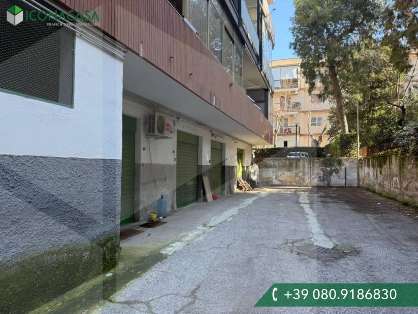 115m² Office in Bari, Italy No. 17342