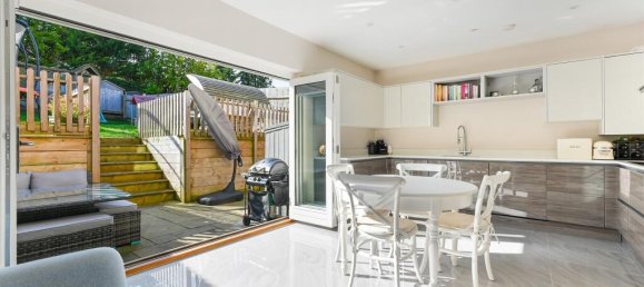 4 bedrooms House in Epsom, United Kingdom No. 9672 4