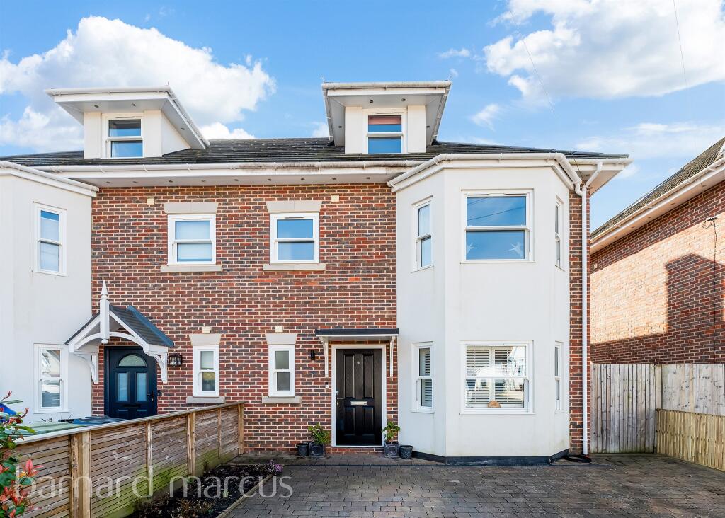 4 bedrooms House in Epsom, United Kingdom No. 9672