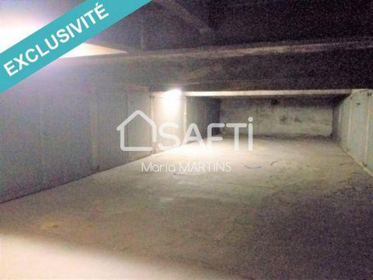 138m² Shop in Toulon, France No. 18377