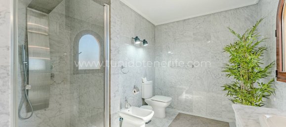 5 bedrooms Villa in Adeje, Spain No. 27335 3